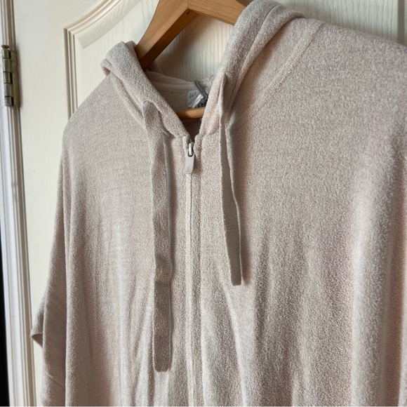 NWT Barefoot Dreams CozyChic
Ultra Lite short sleeve Zip Up Hoodie, L / XL - Picture 5 of 12